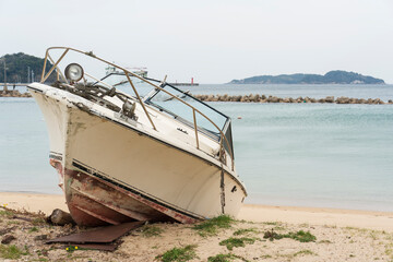 砂浜に打ち上げられた船