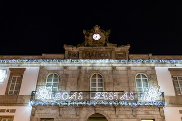 Obraz premium Vigo, Spain - December 05, 2022: Christmas lights decoration, with tourists walking through its streets in the city of Vigo, Pontevedra, Spain