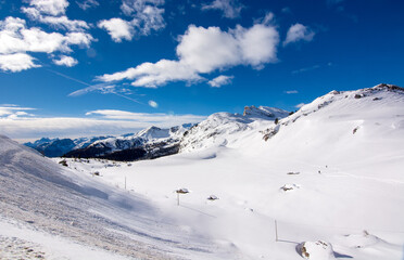 Fototapeta na wymiar the beautiful snowy Dolomites a splendid day in winter