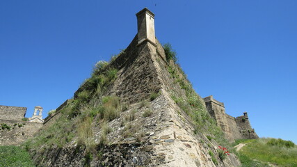 Ruinas da fortaleza de Jurumenha banhada pelo rio, Portugal, divisa com a Espanha