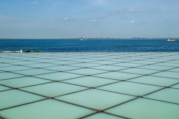 海と水平線とタイルの遠近感のある風景、横須賀美術館