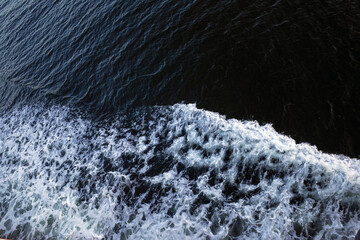 夕暮の船のデッキから見た荒々しい波