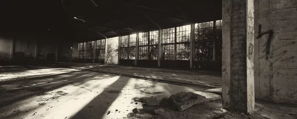 Foto op Plexiglas Oud verlaten fabrieksgebouw of magazijn op zonnige zomerdag © Solid photos