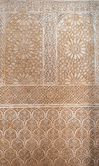 Pared hermosamente ornamentada con relieves de estilo musulmán y árabe en los palacios nazaríes de la Alhambra de Granada, España