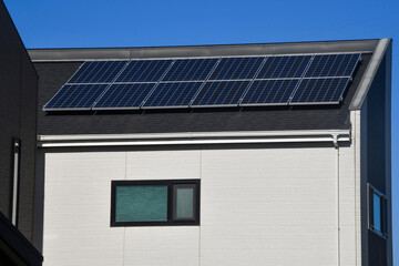 가정의 전기요금을 줄이기 위해서 주택의 지붕에 설치한 태양광패널
