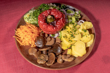 Gefüllte Paprika mit Pilzen, Kartoffeln und Salat