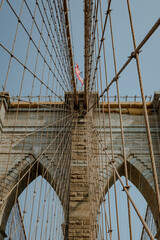Obraz premium The beautiful sunset on the Brooklyn Bridge. The symbol of New York and Manhattan. Empty Brooklyn Bridge