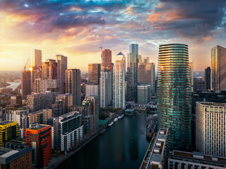 Panoramic sunset view of the residential and corporate skyscrapers at Canary Wharf and the Docklands, financial district of London, England - obrazy, fototapety, plakaty