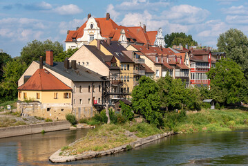 Wohnhäuser und eine Wassermühle auf der Donauinsel "Am Beschlächt" in der historischen Altstadt von Regensburg, Bayern, Deutschland