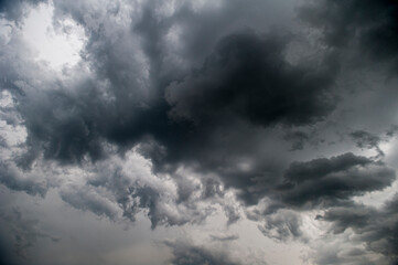 Dramatischer, grauer Gewitterhimmel mit Wolkenfetzen