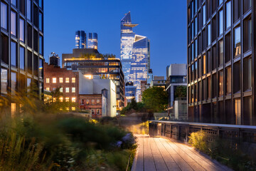 New York City Highline promenade in Chelsea. Elevated greenway with Hudson Yards skyscrapers in evening. Manhattan - 552996983