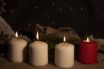 Vier kezen brennen, dreiweiß eine rot