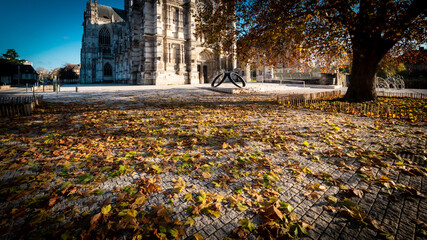Par terre de feuilles en automne, devant la cathédrale Notre dame d'Evreux, Normandie, France