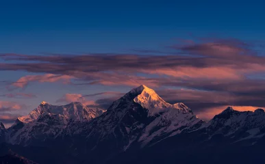 Cercles muraux Kangchenjunga Premier rayon de soleil du matin sur la majestueuse chaîne du Kangchenjunga (troisième plus haute du monde) de l& 39 Himalaya. Le sommet en surbrillance est le mont Siniolchu (6 888 mètres) au centre. Photo prise de Sandakphu, WB.