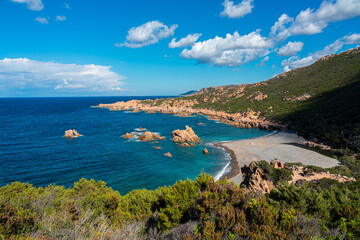 Tinnari Strand an der Costa Paradiso auf Sardinien.
