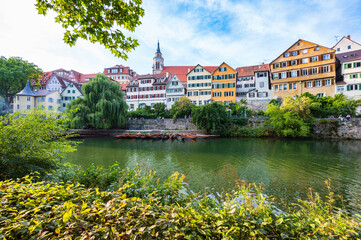 Fototapeta premium Blick auf die Tübinger Altstadt am Neckar mit historischen Stadthäusern und Kirche