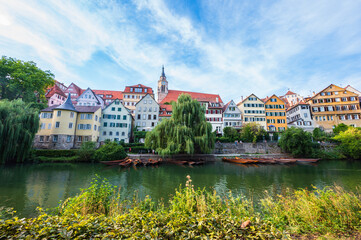 Blick auf die Altstadt von Tübingen mit Stocherkähnen auf dem Neckar im Vordergrund