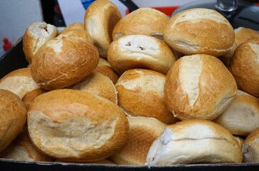 Stapel brauner frisch gebackener Brötchen in Korb