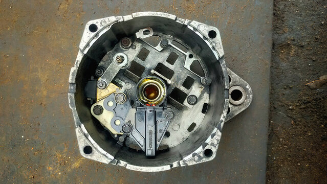 Engine alternator casing, alternative auxiliary electrical source for car, truck and heavy equipment.