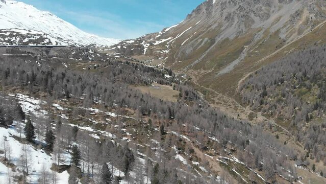 vista delle alpi riprese da un drone