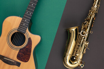 Obraz premium Guitar and saxophone on paper background, top view.