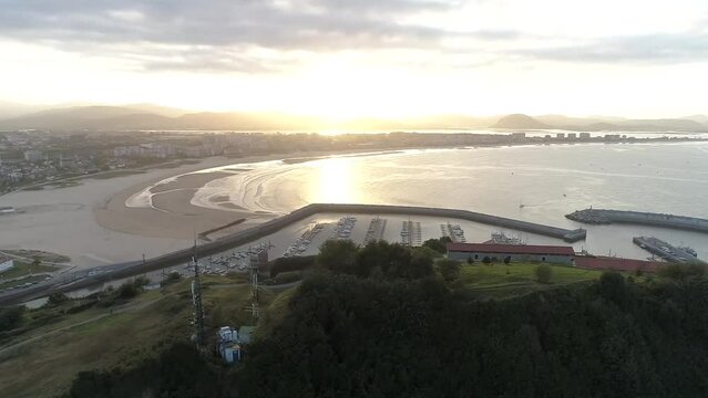 Atardecer en los acantilados de Laredo, Cantabria a vista de dron con planos de video profesionales