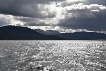Temps orageux sur le canal de Beagle en Patagonie argentine