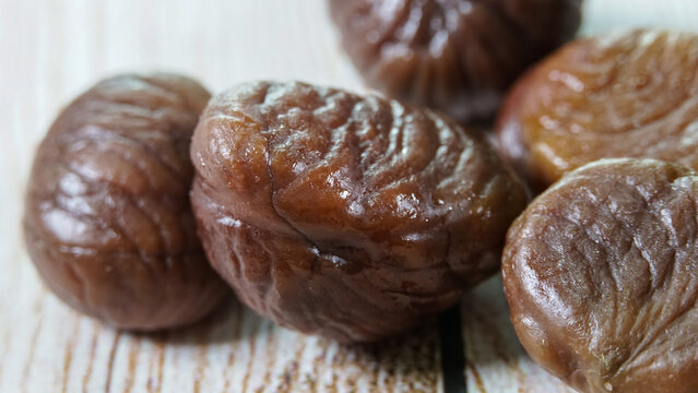 Castanas peladas , naturales y hervidas , foto macro en detalle