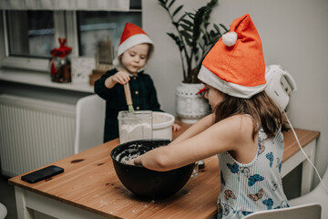 dzieci przygotowują świąteczne ciasteczka dla mikołaja