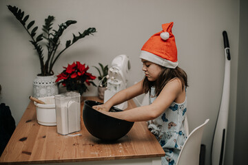 dziewczynka ugniata ciasto na świąteczny przysmak - obrazy, fototapety, plakaty