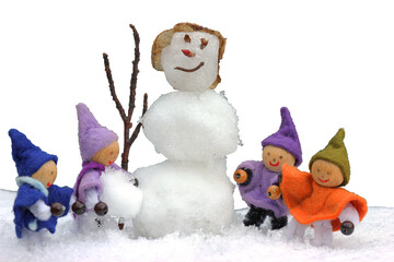 Vier kleine Wichtel bauen eine Schneefrau, freigestellt
