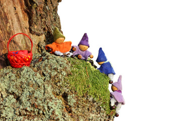 Vier kleine Wichtel mit Ostereiern klettern auf einen Baum, freigestellt
