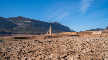 Sau Swamp without water because of the problems of extreme dryness and lack of rain. Soil desertification, lack of water, climate change, environmental problems. Pantà de Sau, Catalonia.