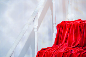 赤いベロアの生地がかかった白い階段