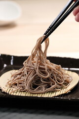 蕎麦の乾麺　年越しそば を箸でとる