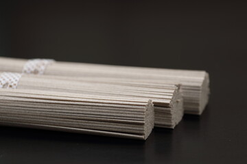 蕎麦の乾麺の束　年越しそば