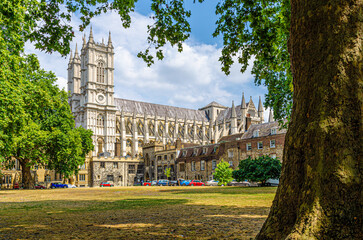 Blick von Dean's Yard auf Westminster Abbey in London