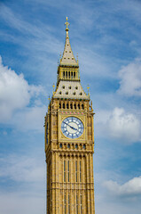 Fototapeta na wymiar Big Ben in London an einem sonnigen Tag