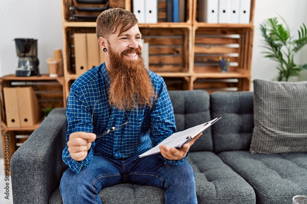 Poster Young redhead man psychology having session at clinic