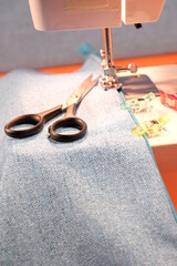 Nähmaschine mit Stoff und Schere