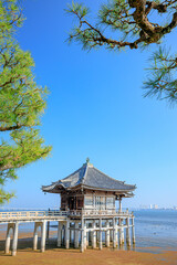 Fototapeta premium 秋の満月寺浮御堂 滋賀県大津市 Mangetsuji Ukimido in autumn. Shiga Prefecture, Otsu City.