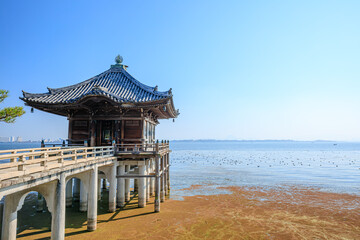 秋の満月寺浮御堂　滋賀県大津市　Mangetsuji Ukimido in autumn. Shiga Prefecture, Otsu City.