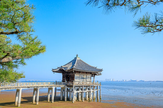 秋の満月寺浮御堂　滋賀県大津市　Mangetsuji Ukimido in autumn. Shiga Prefecture, Otsu City.