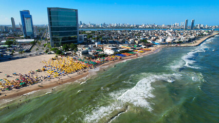 RECIFE PERNAMBUCO, PRAIA DO PINA EM BOA VIAGEM , TARDE DE SOL FERIADO, PESSOAS NA ORLA DA PRAIA © Zuza Rodrigues