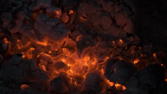 4k v&iacute;deo. Brasas de fuego y cenizas en movimiento 