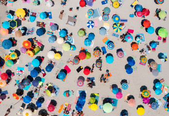 Aerial view of colorful umbrellas on sandy beach, people at sunset in summer in Sardinia, Italy. Tropical landscape. Travel and vacation. Top down view from drone. Tropical pattern. Concept - obrazy, fototapety, plakaty