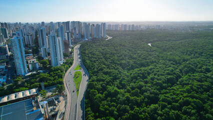VIA MANGUE, RECIFE CAPITAL DE PERNAMBUCO FOTO AÉRIA MOSTRANDO A VEGETAÇÃO AUTOMOVEIS TRAFEGANDO NA AVENIDA, PREDIOS AO DERREDOR © Zuza Rodrigues