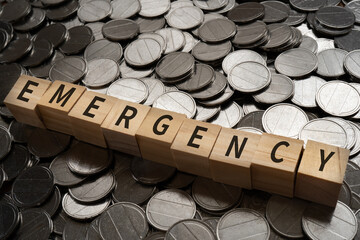 EMERGENCYと書かれたブロックとコイン