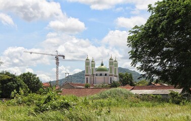 Obraz premium Serang, Banten, Indonesia - November 2022. Musholla Nurul Iman (Kp. Larangan, Harjatani - Kramatwatu) from a distance, with Gunung Pinang as the background.