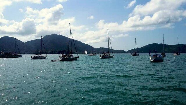 Sailing Adventure: Blue Skies, Beach, and Mountain Views - Aventura N&aacute;utica: Mar Azul, Praia e Montanhas ao Fundo